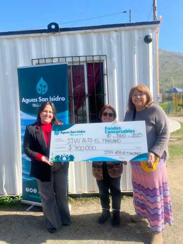 Tesorera de Junta de Vecinos y vecinas recibiendo cheque de fondo adjudicado